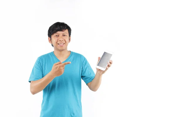 Ung Asiatisk Mann Som Bruker Smarttelefon – stockfoto