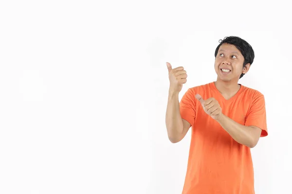 Emocionado Gente Asia Thumb Con Espacio Blanco Usando Naranja Camiseta — Foto de Stock