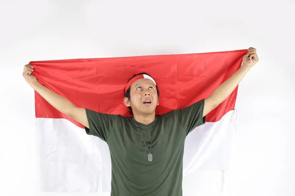 Flagga Indonesien Hand Asiatisk Man Tittar Upp Isolerad — Stockfoto