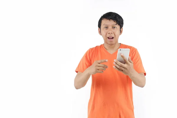 Muda Asia Pria Menggunakan Smartphone — Stok Foto