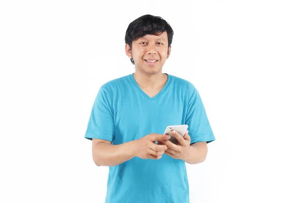 Fiatal Ázsiai Férfi Használ Smartphone — Stock Fotó