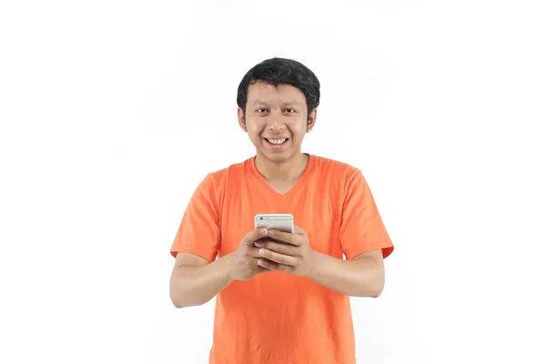 Genç Asyalı adam akıllı telefon kullanıyor. 