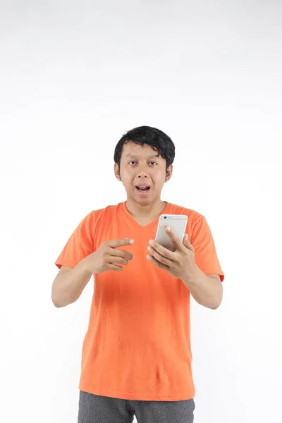 Muda Asia Pria Menggunakan Smartphone — Stok Foto