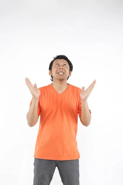 Asiatico Uomo Sorriso Mostrando Bianco Spazio Con Arancione Shirt — Foto Stock