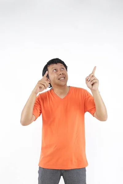 Asiatisk Man Isolerad Smart Tänkande Tittar Upp Med Orange Shirt — Stockfoto