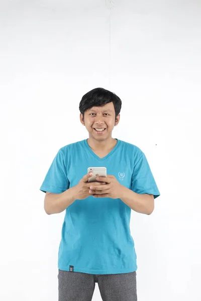 年轻的亚洲人使用智能手机 — 图库照片