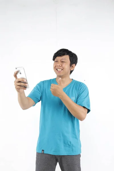 年轻的亚洲人使用智能手机 — 图库照片