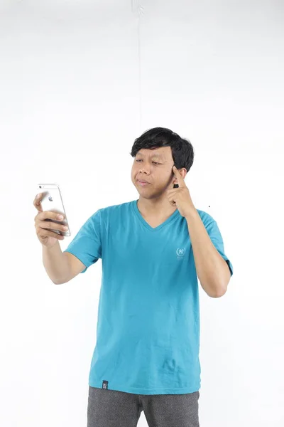 Ung Asiatisk Man Med Hjälp Smartphone — Stockfoto