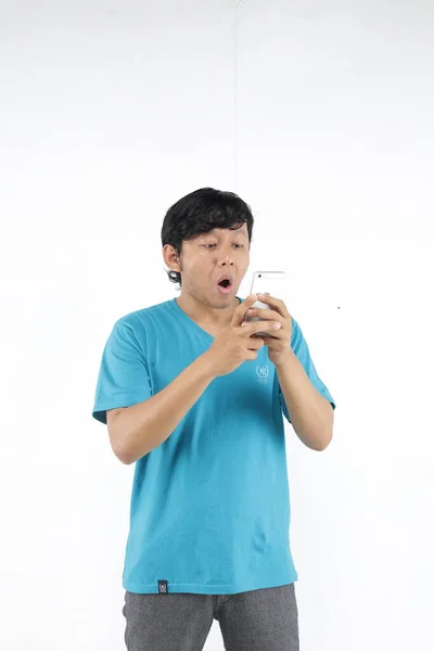 Giovane Asiatico Uomo Utilizzando Smartphone — Foto Stock