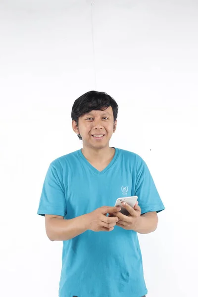 Genç Asyalı adam akıllı telefon kullanıyor. 