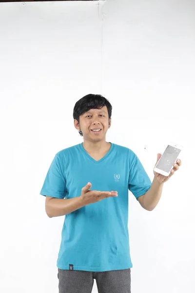 Ung Asiatisk Man Med Hjälp Smartphone — Stockfoto
