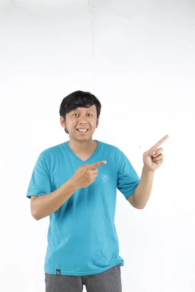 Homem Sorrindo Apontando Espaço Branco Com Shirt Azul — Fotografia de Stock