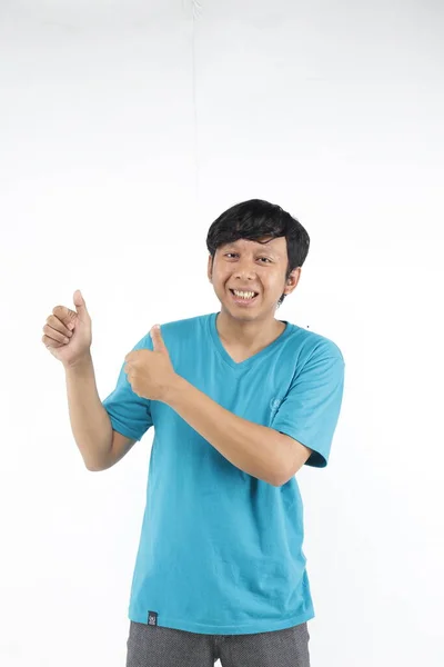Jóvenes Feliz Asiático Hombre Gesto Pulgar Con Azul Camiseta —  Fotos de Stock