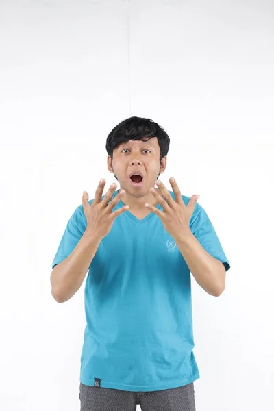 Asiatico Uomo Ritratto Sorpreso Guardando Anteriore Isolato Con Blu Shirt — Foto Stock