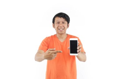 Genç Asyalı adam akıllı telefon kullanıyor. 