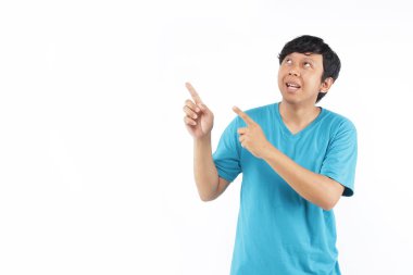 Endonezyalı erkek kıyafeti mavi tişörtle boş alanı gösteriyor..