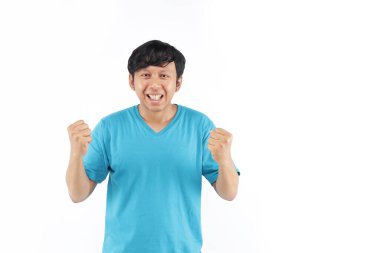 Endonezyalı adam el hareketleriyle gülüyor. Başarı izole edildi.