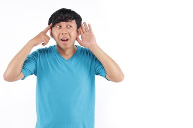  Endonezyalı adam boş alanla düşünüyor ve dinliyordu.