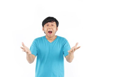 Endonezyalı profesyonel adam mavi tişörtle şaşırdı