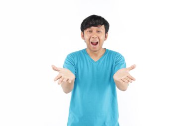 Endonezyalı profesyonel adam mavi tişörte şaşırdı