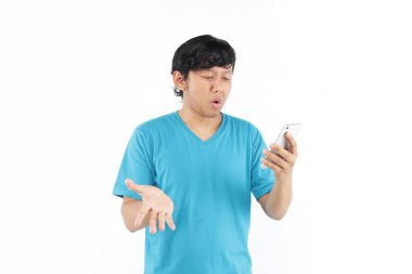 Genç Asyalı adam akıllı telefon kullanıyor. 