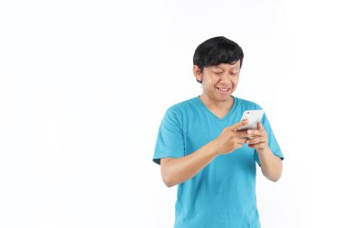 Genç Asyalı adam akıllı telefon kullanıyor. 