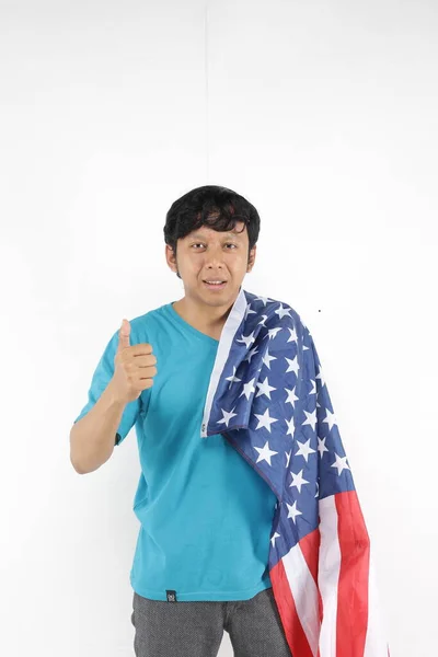 Man Met Amerikaanse Vlag Met Hand Gebaar Duim Geïsoleerd — Stockfoto