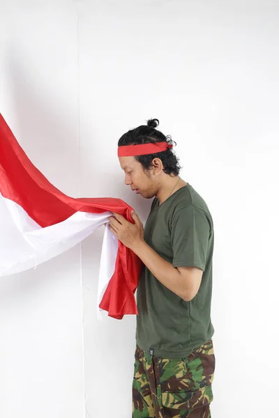 Wojsko Żołnierz Indonezja Człowiek Całowanie Flaga Naród Dla Dzień Niepodległość — Zdjęcie stockowe