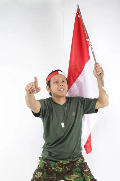 背中に旗を掲げたインドネシア軍は叫び手を前に向け — ストック写真