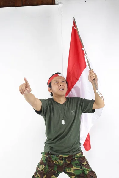 Vatansever Endonezyalı Adam Bayrak Tutarken Çığlıklar Atıyor Kol Işareti Yapıyor — Stok fotoğraf