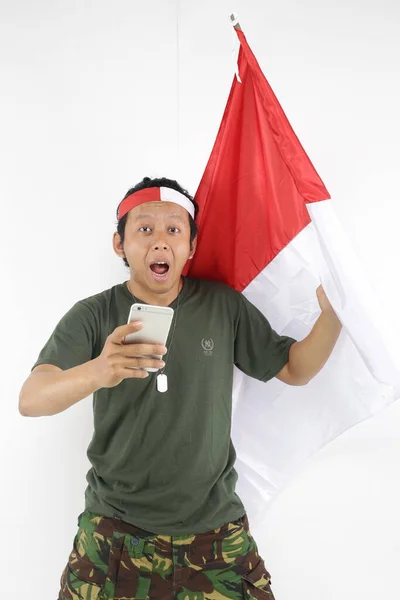 Veteran Indonesia Menggunakan Smartphone Dan Memegang Bendera Merah Putih — Stok Foto