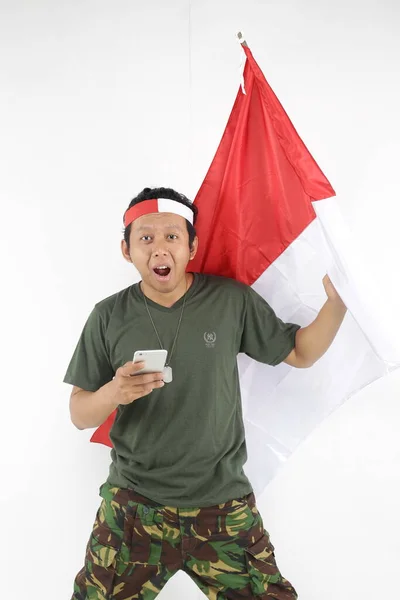 Dzień Niepodległości Indonezja Człowiek Pomocą Smartfona Trzymając Flagę Czerwony Biały — Zdjęcie stockowe