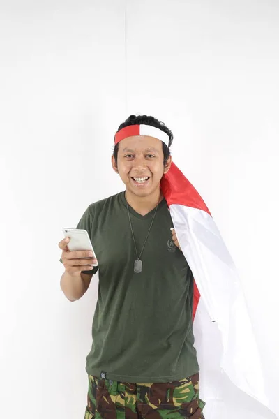 Indonesia Hari Asia Manusia Terkejut Menggunakan Smartphone Dan Memegang Bendera — Stok Foto