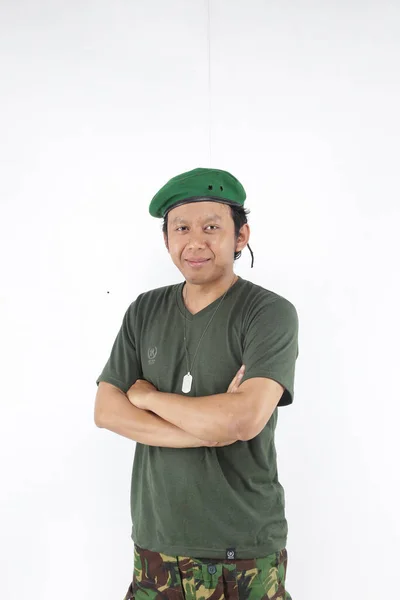 緑の帽子で両腕を組んで立つ軍の兵士アジア人男性 — ストック写真