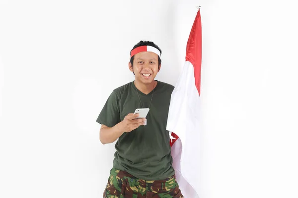 Indonésia Independência Homem Usando Smartphone Segurando Bandeira — Fotografia de Stock