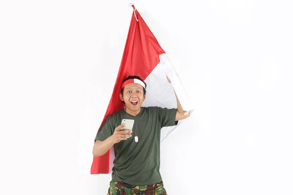 Australië Zwaaien Vlag Met Aziatische Man Verrast Met Smartphone — Stockfoto