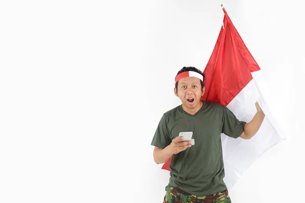 Indonesia Hari Asia Manusia Terkejut Menggunakan Smartphone Dan Memegang Bendera — Stok Foto