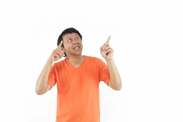 Gesto Indonesio Señalando Espacio Blanco Sonriendo Con Camiseta Naranja —  Fotos de Stock