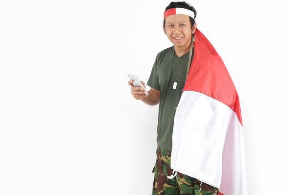 Indonesische Soldaat Man Met Behulp Van Smartphone Met Vlag Rood — Stockfoto