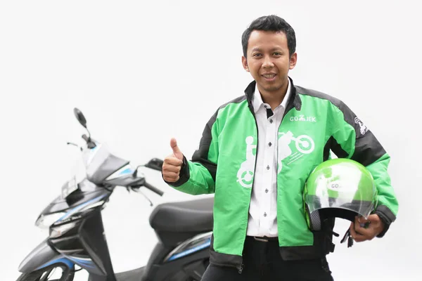 亚洲人车主司机Gojek 抢或出租车在线与手大拇指向上 印度尼西亚日惹 2018年6月3日 — 图库照片