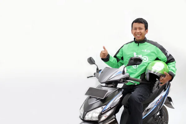 Pria Asia Menggunakan Helm Keselamatan Sepeda Motor Dalam Perjalanan Untuk — Stok Foto