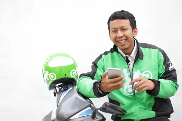 Indonesische Man Chauffeur Vervoer Motorfiets Gojek Grijpen Uber Touch Smartphone — Stockfoto