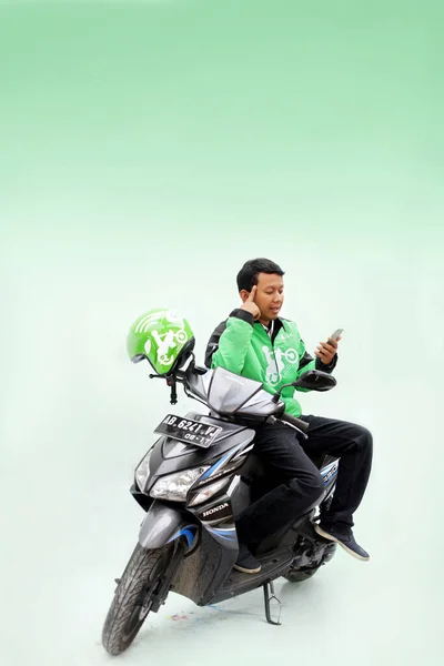 Pria Sopir Transportasi Sepeda Motor Menggunakan Smartphone Yogperial Indonesia Maret — Stok Foto