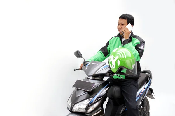 使用智能手机隔离骑摩托车 印度尼西亚日惹 2020年3月30日 — 图库照片