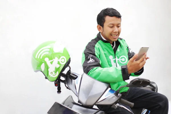 Portret Man Bestuurder Vervoer Motorfiets Gojek Grijpen Uber Touch Mobiel — Stockfoto