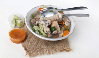 Sebzeli tavuk çorbası beyaz arka planda izole