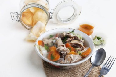 Beyaz arka planda izole edilmiş tavuk çorbası.