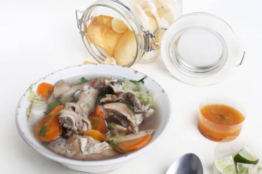 Beyaz arka planda izole edilmiş tavuk çorbası kasesi.