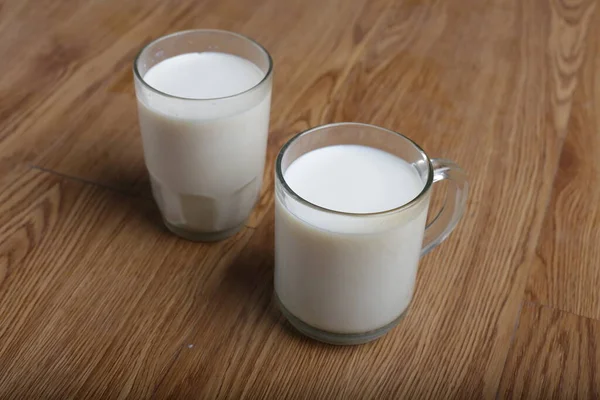 Kühe Melken Auf Glas Mit Holzhintergrund — Stockfoto
