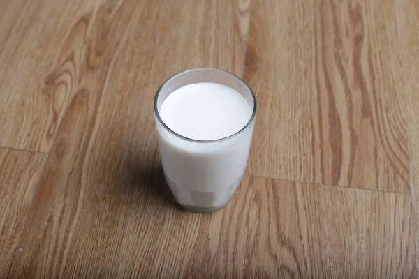 Milchprodukte Auf Glas Mit Holzhintergrund — Stockfoto